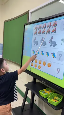 Interactive activities using smart board 🫶🏻🥹 #smartboard #hightech #kids #games #gameskids #kidsgames #interactivegame #grade1 #smarttv 