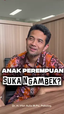 Jawaban untuk ayah kenapa sih anak perempuan nya kadang ngambek gak jelas ! Kadang ayah mikir: “Anakku ini kenapa sih gampang ngambek?” Padahal… Anak perempuan cuma pengen satu hal: didengerin bukan langsung dikasih solusi. Saat dia cerita, dia cuma pengen ayahnya bilang: “Wah, kamu pasti capek ya…” Bukan langsung: “Makanya tadi kamu harusnya gini loh.” Anak perempuan itu perasa banget. Dan kalau ayah bisa jadi pendengar yang hangat,dia akan tumbuh jadi perempuan yang kuat.  #ayahdananakperempuannya #tipsparentinganak #dengarkan #ay#ayahhebatfatherdaughterbond 