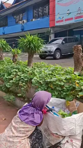 Bertemu dengan nene tarmi beliau penyandang disabilitas dengan keterbatasan tidak memiliki 2 tangan beliau masih semangat bekerja  #fypシ゚ #pedulisesama #yayasanacongpeduliindonesia #pedulilansia 