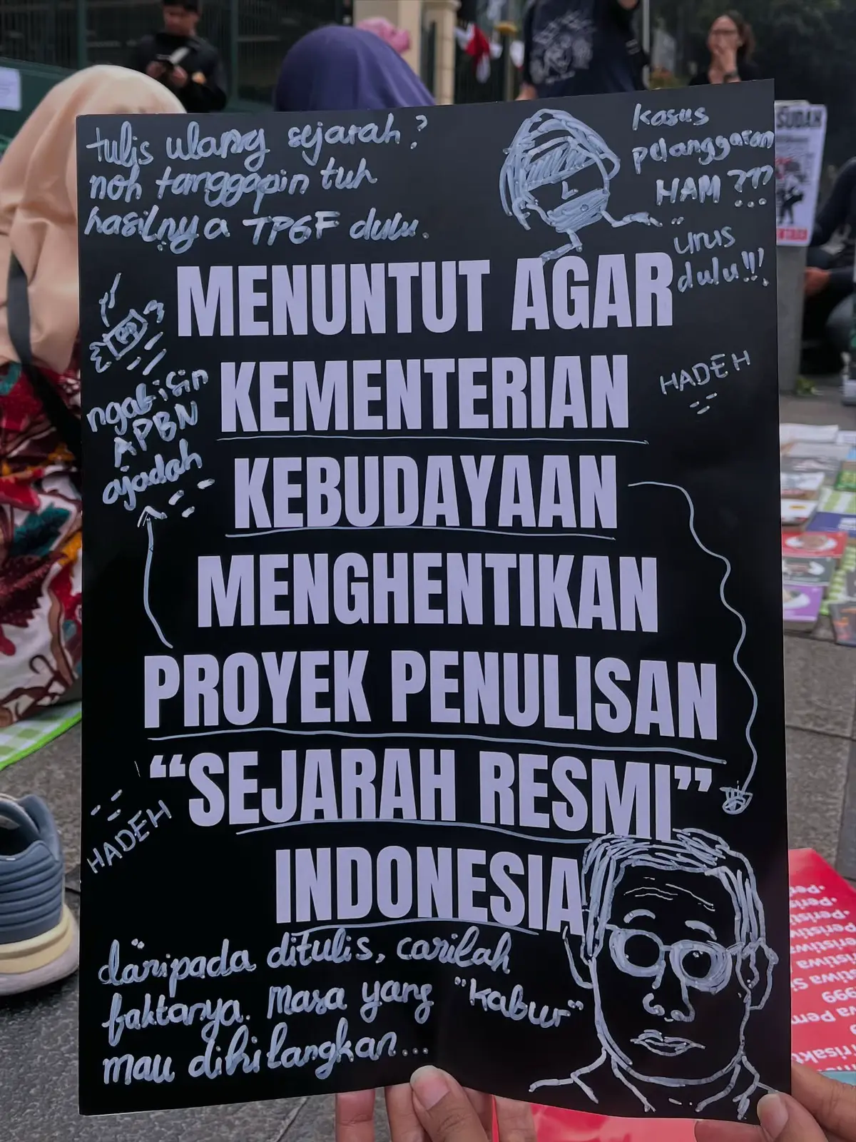 Penunjukan Fadli Zonk sebagai Ketua Dewan Gelar, Tanda Jasa, dan Tanda Kehormatan (GTK) RI harus kita tolak! la mendorong Soeharto jadi Pahlawan Nasional, melanggengkan manipulasi sejarah, dan menyebut tragedi perkosaan massal Mei 1998 hanya 