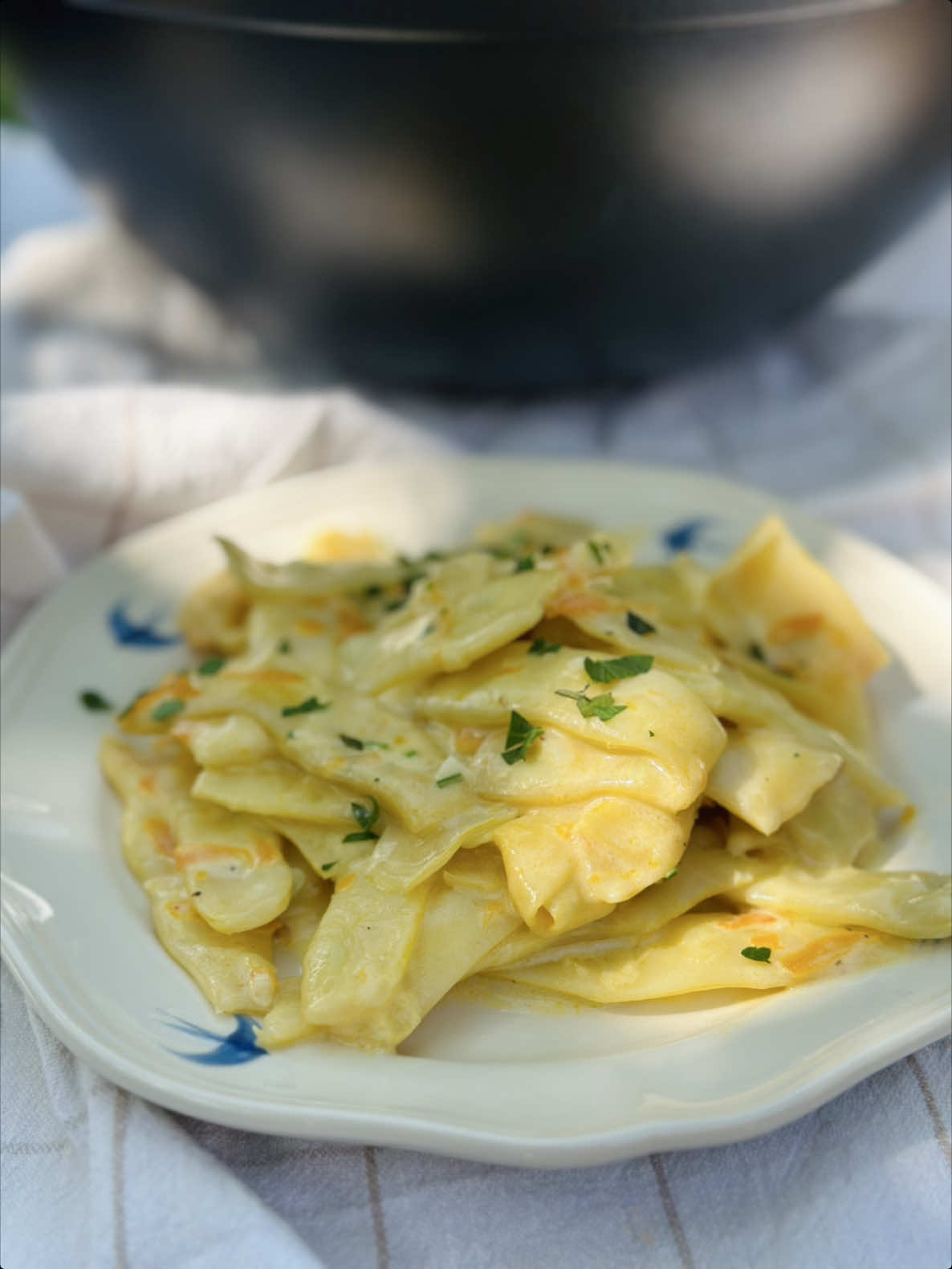 Pentru că e vară și e sezonul păstăilor, să fie păstăi cu smântână și usturoi. O combinație delicioasă care va fi pe placul tuturor. Ingrediente: - 1 kg de păstăi; - o ceapă mare; - 2 morcovi; - 3 linguri de ulei; - 4-5 căței de usturoi; - 250 g de smântână fermentată cu grăsimea de 20%; - 2 linguri de făină; - 200 ml de apă; - sare; - piper măcinat; - pătrunjel tocat. Am curățat păstăile, le-am spălat și le-am rupt bucăți potrivite. Am tocat ceapă, iar morcovul l-am dat prin răzătoare. Încing o tigaie mare cu ulei. Călesc ceapa până devine ușor aurie. Adaug morcovul și îl călesc încă 4 minute. Adaug păstăile. Condimentez cu sare și piper măcinat. Acopăr cu capac. Amestec din când în când. Când păstăile s-au înmuiat(~20 de minute) și sunt gata, pregătesc sosul din smântână. Într-un bol amestec smântâna cu făină, după care adaug apă și mai amestec o dată. Acest sos îl torn peste păstăi. Las să fiarbă 5 minute sau până sosul începe să se îngroașe și clocotește. Mărunțesc usturoiul și îl adaug la păstăi. Amestec și las să fiarbă un minut, după care sting ochiul aragazului, presar cu pătrunjel tocat și e gata mâncarea cu gust și aromă de vară. Poftă bună! Gătește cu Nadia. Because it's summer and it's pod season, let's make pods with sour cream and garlic. A delicious combination that everyone will like. Ingredients: - 1 kg of pods; - a large onion; - 2 carrots; - 3 tablespoons of oil; - 4-5 cloves of garlic; - 250 g of sour cream with 20% fat; - 2 tablespoons of flour; - 200 ml of water; - salt; - ground pepper; - chopped parsley. I cleaned the pods, washed them and broke them into suitable pieces. I chopped the onion and grated the carrot. I heat a large frying pan with oil. I sauté the onion until it turns slightly golden. I add the carrot and sauté it for another 4 minutes. I add the pods. Season with salt and ground pepper. Cover with a lid. Stir occasionally. When the pods have softened (~20 minutes) and are ready, prepare the cream sauce. In a bowl, mix the cream with flour, then add water and mix once more. Pour this sauce over the pods. Let it simmer for 5 minutes or until the sauce starts to thicken and boil. Chop the garlic and add it to the pods. Stir and let it simmer for a minute, then turn off the stove, sprinkle with chopped parsley and the dish with a summer flavor and aroma is ready. Enjoy! Cook with Nadia.