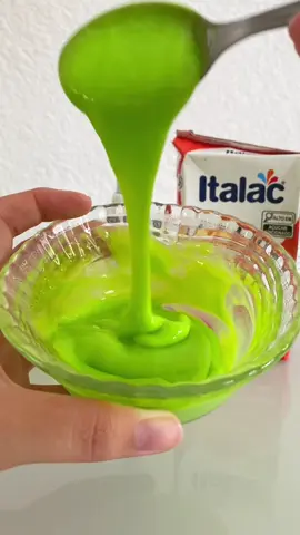 Caimento perfeito com ingredientes que você já tem na sua cozinha! Perfeito pra escrever em bento cake também e se adapta a todas as cores! #confeiteira #confeitaria #bolo #chantininho #dripcake #calda #caldafacil #produçao #rotina #comofazer #receita #Recipe #fy 