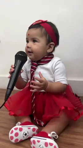 YO DIGO ✨R ✨TU DICES ✨BD✨ “Alma, me ajuda! Meu pai quer me levar pra Paris!”😮‍💨 7 meses da nossa Lua Colucci que grita “sálvame” toda vez que suja a fralda, e não fica em silêncio nem por cinco minutos quando tá com fome hahahahahaha Confesso que agora que eu sou pai, só espero que a fase Rebelde demore bastante pra chegar! Papai e mamãe te amam♥ Você é o acontecimento mais incrível que nós já experimentamos! Diz aí, quantas estrelas na testa a diva merece? ⭐