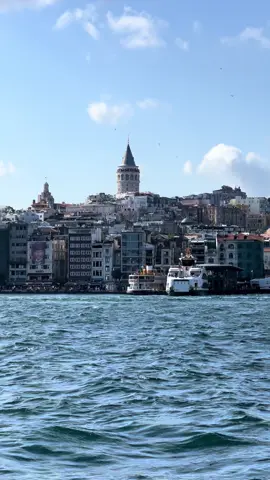 Çok yazık.. #istanbul #eminönü #galata #galatatower #kesfet #keşfet #YürüyenAdam🐬 #sokakyayıncısı🐬 #anılar 