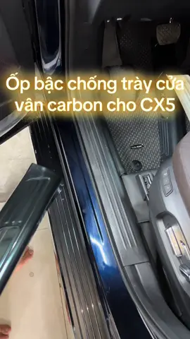 Bộ Ốp bậc cửa, Nẹp bước chân carbon Mazda CX5 có chất liệu thép không gỉ, sơn tĩnh điện, không bị phai màu, rạn nứt hay han gỉ trong thời gian dài sử dụng. Được sản xuất trên dây chuyền công nghệ hiện đại, thiết kế vừa vặn với phom bậc lên xuống xe. Sản phẩm được thiết kế các chi tiết nổi, vừa có tác dụng bảo vệ chống trơn trượt, chống trầy xước bậc lên xuống xe trong quá trình sử dụng xe. Vừa có tác dụng trang trí, làm nổi bật không gian nội thất, mang lại sự đẳng cấp và sang trọng cho xế yêu của bạn.