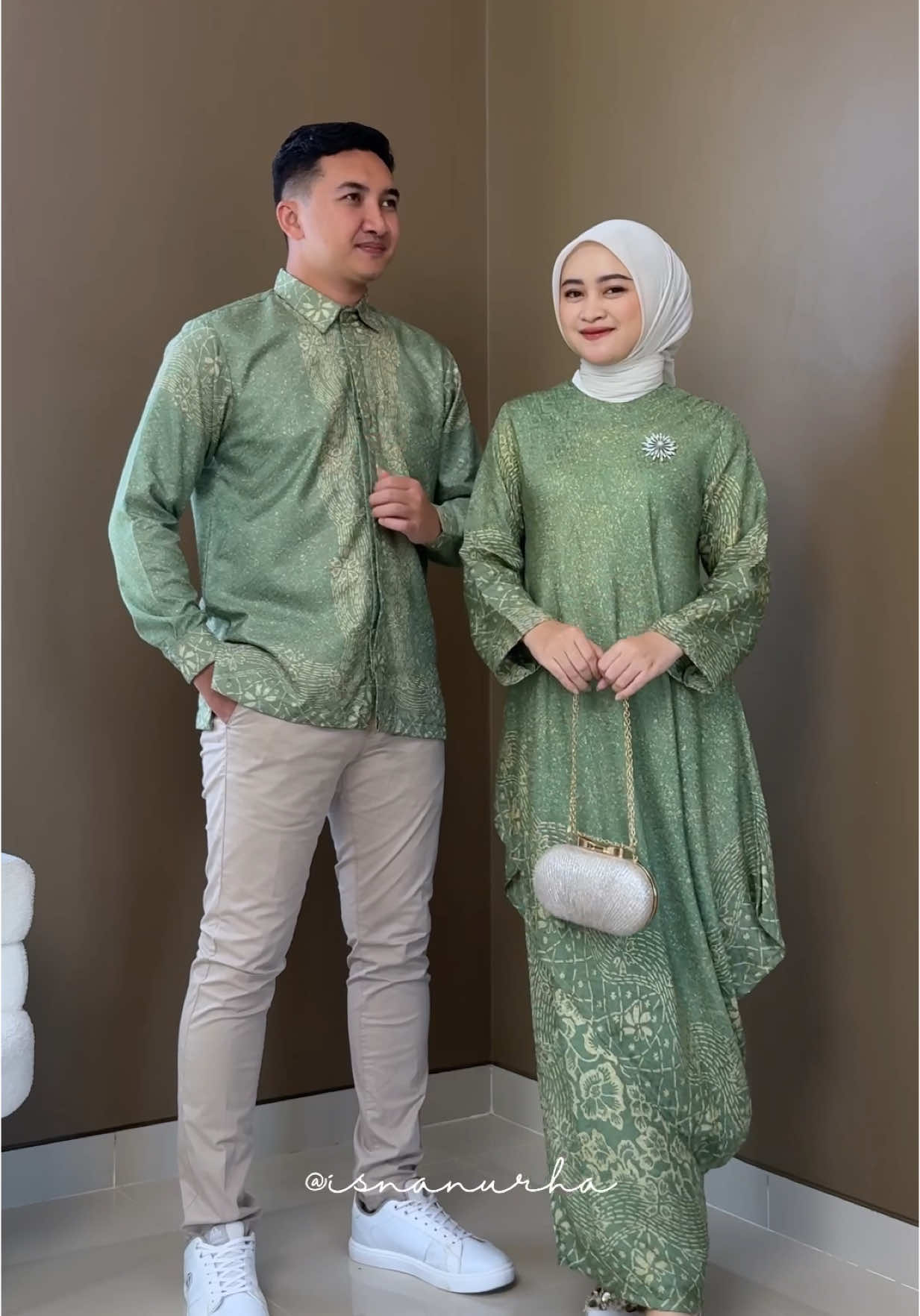 Kondangan outfit ✨  🔗 Detail Outfit klik l! nk di bi• cari sesuai dengan nomor * Oneset - l! nk n0. 642A @Kinnas Batik  * ⁠kemeja - l! nk n0. 643A * ⁠Tas - l! nk n0. 197A * ⁠Sepatu cewe  - l! nk n0. 332 * ⁠Celana cowo - l! nk n0. 483A * ⁠Sepatu cowo - l! nk n0. 950  Cara Order : 1. Klik l!nk yg ada di bio aku (https://shp….) 2. Cari sesuai nomer yg udah aku spill di atas 3. Setelah itu akan muncul produk yg kalian cari tinggal checkout & langsung payment kaya biasaa #fyp #outfitinspiration #outfitinspo #outfitcouple #outfitideas 