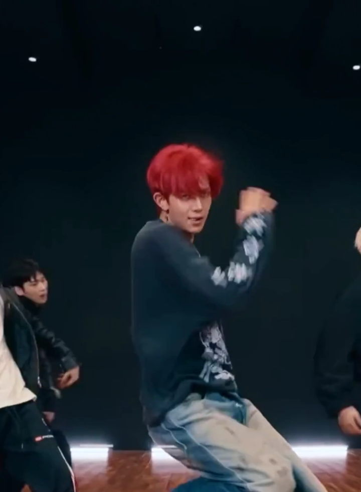 Outside Dance Practice (Heeseung focus). Heeseung red hair selamanya plis, gapapa kok 😭❤️ #heeseung #enhypen #engene #fyp 
