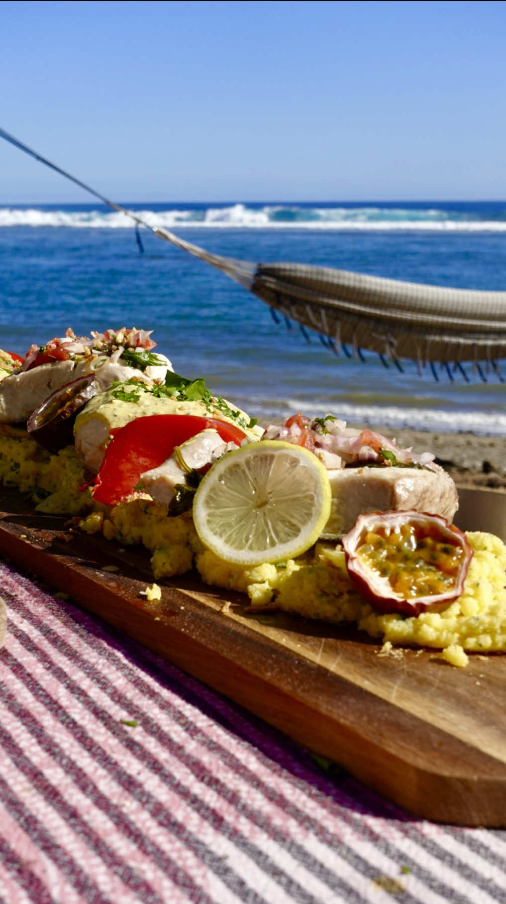 Dorade passion et polenta 🐠🌊 Ingrédients de la dorade en papillote   - 2 filets de dorade  -  1/2 citron jaune en rondelles - basilic frais, quelques branches   - 2 c. à soupe d'huile d'olive  - Sel et poivre  - 2 grands carrés de papier sulfurisé (environ 40x40 cm) - 2 grand carrés d’aluminium Préparation  1/ Préparez votre cuiseur vapeur ou une grande marmite avec un panier vapeur. Remplissez le fond d'eau et portez à ébullition. ( je l’ai fait au bbq mais vous pouvez le faire à la maison sur des plaques)  2/ salez poivrez les filets de dorades 3/ disposez sur le papier sulfurisé comme sur la vidéo le citron, les filets, le basilic et l’huile d’olive puis refermez hermétiquement avant de l’emballer dans de l’aluminium.   4/ Déposez les papillotes dans le panier vapeur.  5/ Faites cuire à la vapeur pendant 15 à 20 minutes à couvert. Le temps de cuisson dépend de l'épaisseur du poisson. La dorade est cuite quand la chair est opaque et se détache facilement. Recette sauce passion 🏝️ Pour Environ 150-200 ml de sauce Ingrédients  - 3 fruits de la passion bien mûrs  - 1 échalote (très finement ciselée) - 25 cl de vin blanc  - 1 ail   -25 g de beurre   - 1 cac de vinaigre de cidre  - 10g de sucre de canne  - 25 cl de crème  Préparation  - Coupez les fruits de la passion en deux et grattez la pulpe et les graines dans un petit bol puis mixez le tout.  - Dans une casserole faites revenir au beurre l’ail et les échalotes - Une fois que les échalotes sont translucides, ajoutez le vin blanc, le vinaigre de cidre  et laissez réduire à feu moyen de moitié - Ajoutez les fruits de la passion mixé, la crème et le sucre de canne. Laissez mijoter à feu doux pendant 15 min.  - (facultatif), pour plus d’acidité, vous pouvez ajouter le jus d’un quart de citron.  Ingrédients restant :  - mélange à la vierge tomate,oignon basilic  - polenta ail persil  Vin accordé : sauvignon blanc ( provenant de nouvelle Zélande c’est pépite)  pouilly fumé ou muscadet ⚪️ #foodstagram #copains #barbecue #poisson #Foodie #BBQ #exotic #apéro #FoodTok 