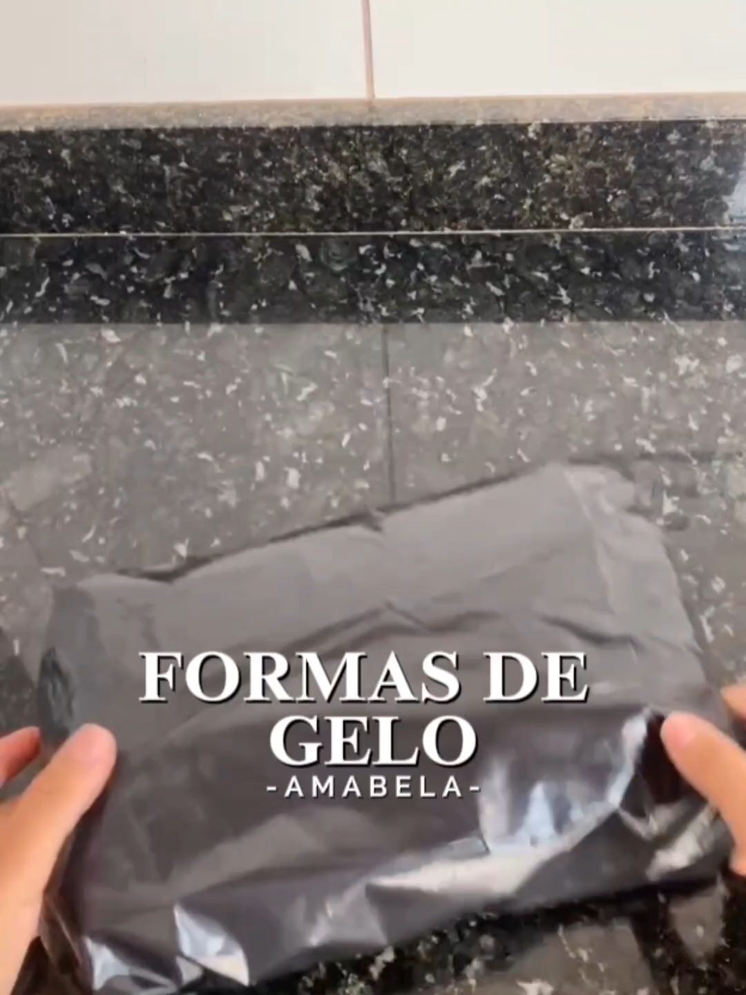 Deixe sua rotina na cozinha muito mais prática e estilosa com essas incríveis forminhas de gelo com tampa rígida e fundo de silicone! Perfeitas para preparar cubos de gelo tradicionais ou criativos — com frutas, ervas, sucos, papinhas, chocolates e muito mais. Ideal para quem tem bebês porque permite congelar porções pequenas e individuais de alimentos, o que é muito útil na introdução alimentar. Ela pode ser usada para preparar e congelar: • Papinhas caseiras (frutas, legumes, arroz com carne etc.) • Caldo de feijão ou sopas • Suco natural • Purês variados (mandioca, batata-doce, abóbora etc.) Além disso, como é de silicone, facilita muito na hora de desenformar — basta empurrar por baixo que o bloquinho sai com facilidade, sem quebrar. É super prática e higiênica. Com design inteligente, o fundo em silicone permite desenformar os cubos com facilidade e sem esforço. A tampa rígida evita derramamentos e contaminações, mantendo tudo limpo e organizado no freezer. Vantagens que você vai amar: Quantidade de 4 unidades ideal para o dia a dia Fácil de desenformar – fundo em silicone flexível Tampa rígida com click seguro – proteção contra odores e sujeira Multiuso – ideal para drinks, papinhas, frutas, molhos, ervas e sobremesas Compacta e empilháveis – aproveite melhor o espaço do congelador Livre de BPA e atóxica – segura para toda a família #formadegelosilicone