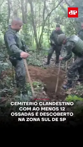A Guarda Civil Metropolitana Ambiental localizou, na tarde da quinta-feira (26), um cemitério clandestino nas proximidades do Parque dos Búfalos, no Jardim Apurá, Zona Sul de São Paulo. A denúncia anônima indicava movimentação suspeita na área externa do parque, próximo à margem da represa Billings. Durante a verificação no local, por volta das 15h, os guardas identificaram pontos com a terra visivelmente remexida e afundada. À medida que as escavações avançavam, partes de ossadas humanas começaram a ser encontradas. Inicialmente, cinco covas foram identificadas. Pouco tempo depois, esse número saltou para oito, depois dez e, ao anoitecer, somavam-se ao menos 12 ossadas humanas. As buscas foram interrompidas devido à falta de iluminação e ao acesso difícil ao terreno. A ocorrência foi registrada no 98º Distrito Policial. 📺 Confira na JP News e Panflix 📌 Siga o nosso perfil @jovempannews #cemitério #clandestino #covas #ossadas #represa #Billings #SP