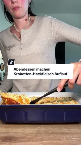 Kroketten-Hackfleisch Auflauf 👩🏽‍🍳  Rezept: ﻿﻿1 Zwiebel ﻿﻿1 Knoblauchzehe 400 g Rinderhackfleisch 2 EL Tomatenmark 500 g Kroketten - TK 400 g gehackte Tomaten 100 g Schmand Etwas Petersilie  geriebener Käse Salz, Pfeffer, Paprikapulver, Zwiebelpulver, Knoblauchpulver (kräftig würzen)  Zubereitung: In einer Pfanne, das Hackfleisch, Zwiebeln und Knoblauch anbraten. Alles gut würzen und Tomatenmark hinzugeben und kurz anrösten. Die gehackten Tomaten hinzufügen und kurz köcheln lassen (2-3 Minuten). Schmand hinzugeben. Alles in einer Auflaufform verteilen und die Kroketten oben drauf verteilen (eng und nicht reindrücken!!!). Etwas Käse oben drauf geben und bei 180 Grad Umluft für 30 Minuten backen. Für weitere 5 Minuten die Grillfunktion anstellen bei 200 grad.  Ich esse dazu gerne Gurkensalat.  Guten Appetit!  #dinner #DinnerIdeas #hackfleischrezepte #kartoffelhackauflauf #auflauf #schnellesabendessen #schnellesrezept #tiktokcooking #cooking #itsmellife 