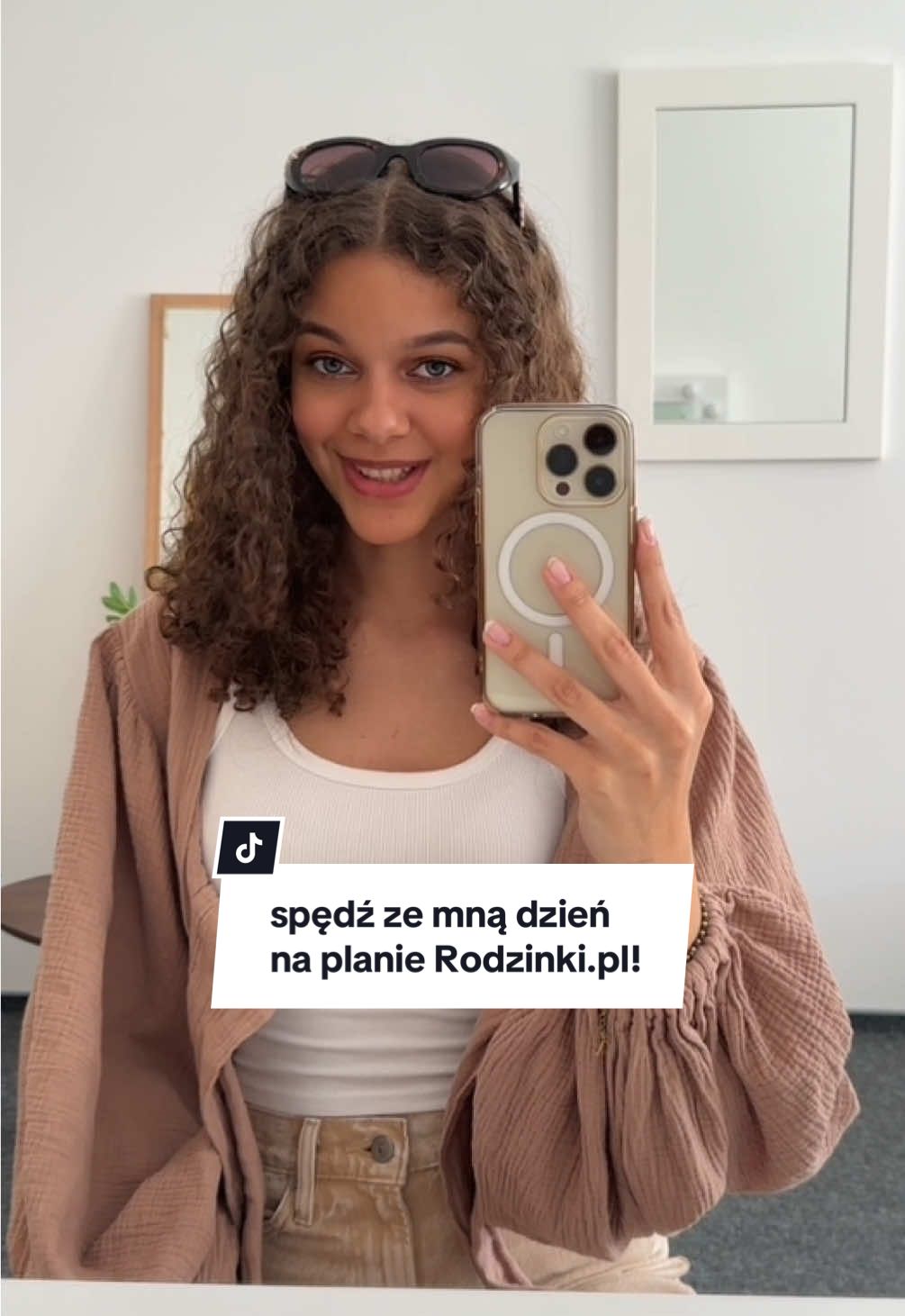 Spędź ze mną dzień na planie Rodzinki.pl! Nagrałam dla Was kilka takich vlogów - oto pierwszy, z mojego pierwszego dnia na planie po reaktywacji serialu❤️ ~ 03.04.2025 • #rodzinkapl #planrodzinkipl #emiliadankwarodzinkapl #zosiarodzinkapl #Vlog #dzieńnaplanie 