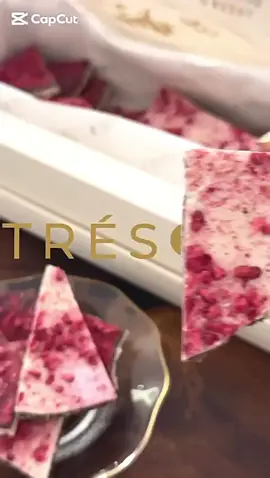 لذّة التوت ما تنوصف… ديليس روبيز Délice Rubis✨ قطع شوكولاتة تفوز، و ذوق راقٍ يليق فيك! —— للطلب الان: جاهز و ذاشيفز لدينا عروض توصيل🏃🏻‍♀️‍➡️🏃🏻‍♀️‍➡️ #تريزور #trésor #TRÉSOR #riyadh #شوكولاتة #شوكولاتة_فاخرة #نكهات_وأذواق #جديد #fyp #اكسبلوررر #ذاشيفزوجاهز #توصيل 