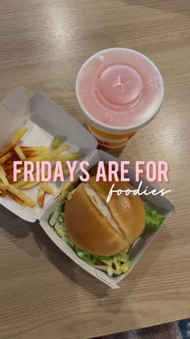 FAFF ep. 11 || @McDonald’s South Africa did not disappoint with the McCrispy burger 😝🤏🏾#mcdonalds #mccrispy #fridaysareforfoodies #ofhindula #foodreview 