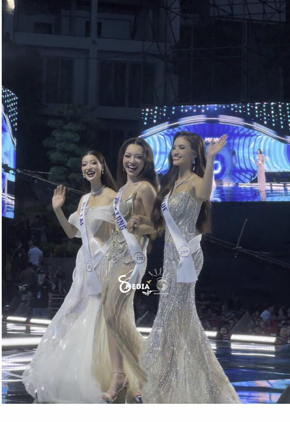 Minh Nhàn - Thuỳ Vi - Kim Ngân cùng nhau di chuyển vào cánh gà sau khi dừng chân tại Top 5 Miss Cosmo Việt Nam 2025  @Nguyễn Thuỳ Vi @Hoàng Kim Ngân @Trương Quí Minh Nhàn  #HoaHauHoanVuVietnam2025 #MissCosmoVietnam #CosmoCamp #ShootForTheMoon #SanTrang #UniMedia #UniCorp