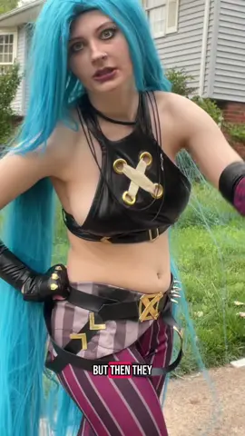 And then they turn their back and I’m like “boo!!” and their like blehhhh :p #jinx #fyp #jinxcosplay #jinxarcane #jinxlol #lol #leagueoflegends #leagueoflegendscosplay #jinxhair #jinxhairdown 