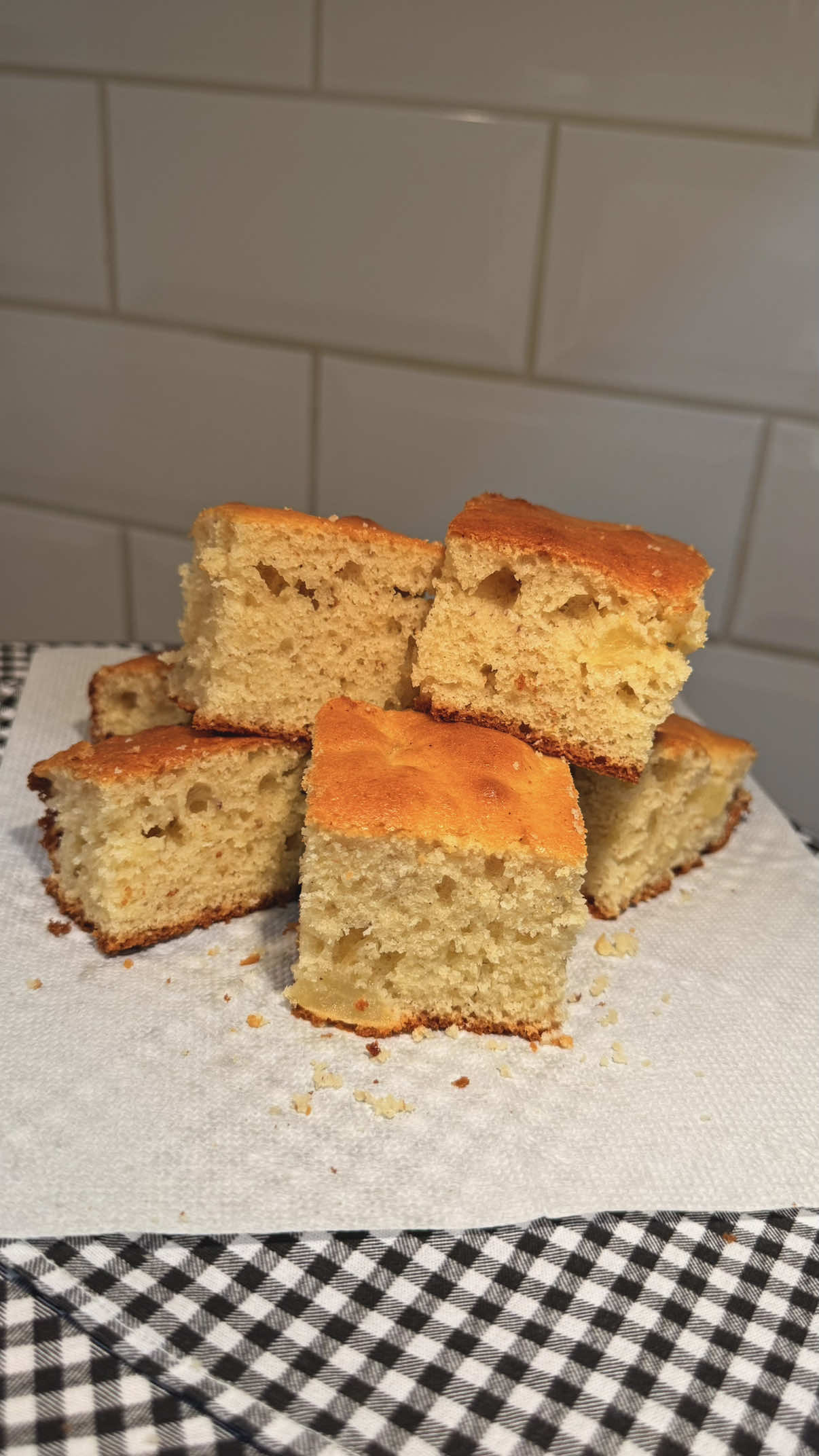 Esse bolo de maçã era o que faltava para o seu café da tarde, vem aprender a fazer! 🍎🥧 Ingredientes: 3 maçãs médias ou 4 pequenas  1/2 limão espremido 3 ovos 3/4 de xícara (chá) de óleo 2 xícaras (chá) de farinha de trigo 1 (chá) de açúcar 1 colher (sopa) fermento químico Canela em pó – opcional Modo de preparo: Descasque e tire a semente de 2 maçãs pequenas ou 2 médias e pique em cubos bem pequenos - que serão acrescentados à massa do bolo ao final. Misture aos cubos de maçã o suco de 1/2 limão para as não escurecerem e reserve. Pegue a maçã que sobrou (2 pequenas ou 1 média) tire a semente, mas deixe a casca. Corte em cubos maiores e reserve. No liquidificador coloque os ovos, o óleo, o açúcar, e a maçã que deixamos com casca. Bata por 5 min até ficar uma mistura homogênea. Despeje a mistura em um bowl/tigela, acrescente 1 xícara de farinha de trigo peneirada, misture. Depois, acrescente o restante de farinha, peneire e misture. Adicione canela em pó e o fermento, misture delicadamente com uma espátula. Por fim, acrescente à massa os cubinhos de maçã que estão com suco de limão (não tem problema escorrer um pouco do suco de limão na massa), e misture bem. Transfira a massa para uma assadeira untada (usei desmoldante spray) e leve ao forno a 180ºC por 35min. Espete o palito na massa e se sair limpo, o bolo está pronto! Agora é só se deliciar com esse bolo quentinho, acompanhado de um café ou chá 🫖🍰 *tamanho da assadeira que usei: 28cm *desmoldante spray: marca untafácil  #bolodemaçã #bolocaseiro #receita #bolo #receitasimples #receitafacil #receitarapida #bolo #maçã 
