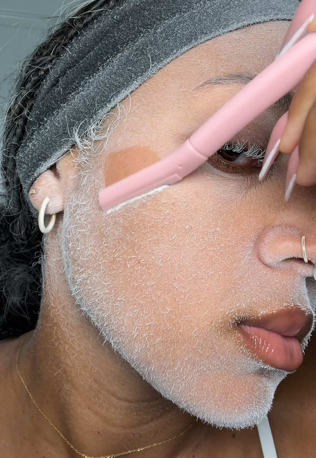 the amount of peach fuzz that came off 😲 and i just had a facial last month!! also the dermaplaning ASMR sounds are toooo much 🫢🤣🤣 @SKNBODY #sknbody #dermaplane #dermaplaning #hairidentifier #hairidentifierspray #exfoliation #glassskin #asmr #skincare #facial 