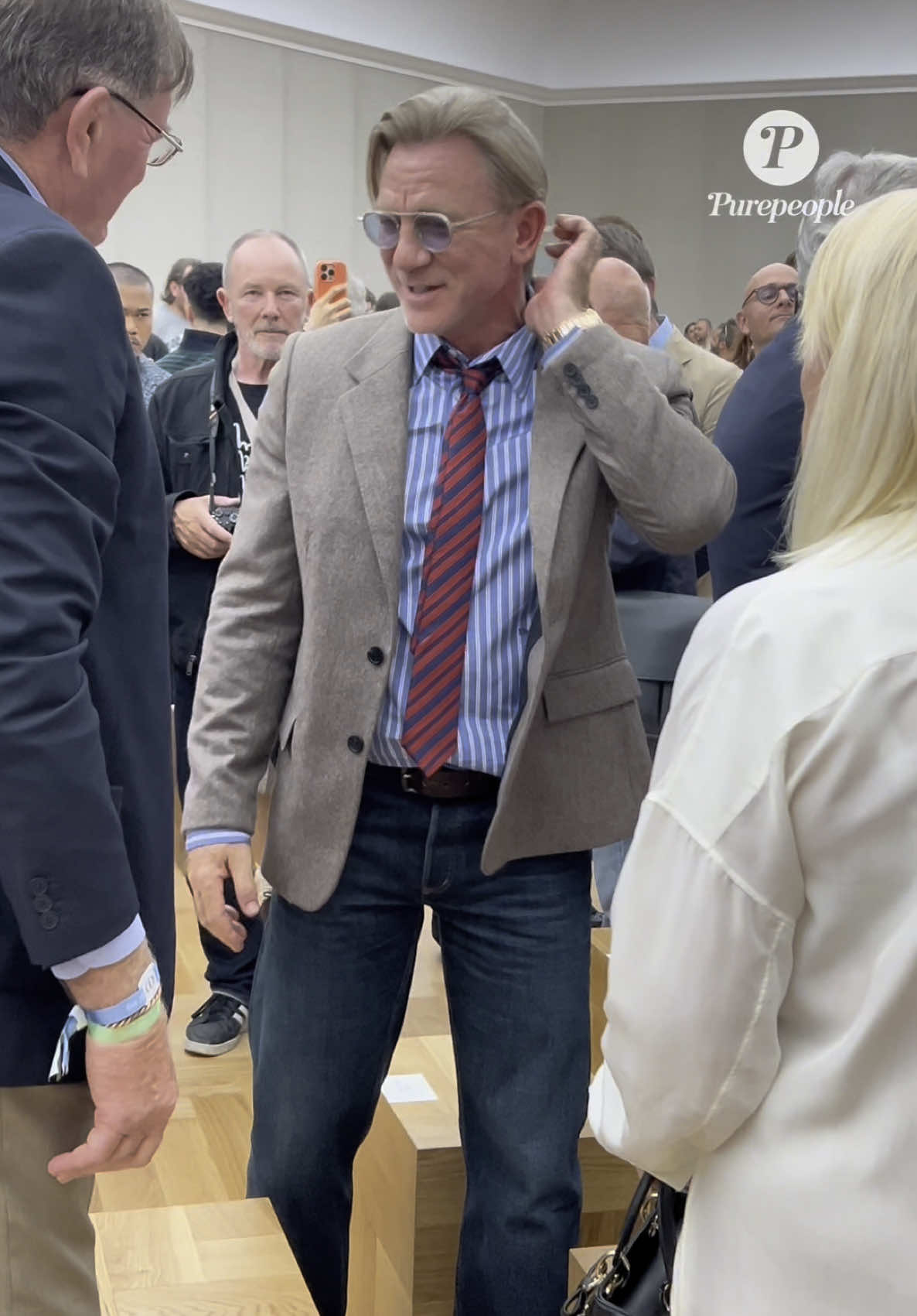 🎩✨ Daniel Craig fait une apparition remarquée au défilé Dior à Paris L’ex-James Bond, Daniel Craig, a fait son entrée avec classe au défilé Dior, affichant un look à la fois chic et minimaliste. Charismatique et discret, l’acteur britannique a captivé les regards sur le front row, confirmant une fois encore son statut d’icône de style. #DanielCraig #Dior #ParisFashionWeek #Menswear #StyleIcon #PurePeople #Bestimage #OnRegardeQuoi