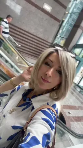 احلى جو منتريال بالنهار بدري، تستمتع و انت تشم قهوة الصباح مليانة هواء الشوارع و السياح اللي بدو يتوافدو ليستمتعو بمجيز ثقافتها المندي الأوروبي الفريد ❤️ مقتطفات من مشاوير امس الصباحية #منتريال #جمال #رواق #عمارة #your_coffee #كندا #كوباك 