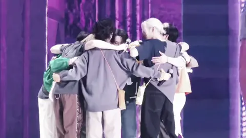 #straykids :: eu não sei oq eu seria sem eles! eles me salvaram e me salvam todos os dias, ver eles ao vivo bem pertinho foi um dos melhores momentos que eu tive e um dos melhores sentimentos que já senti. Como 8 homens conseguem me fazer tão feliz nem sequer sabendo da minha existência? sou completamente grata por acompanhar eles desde 2021, so tenho a agradecer pela melhor noite da minha vida!! dia 01/04 é a minha maior sdd, eu amo vcs. #dedicated #kpop #foryouu #straykids #lyric #fyp 