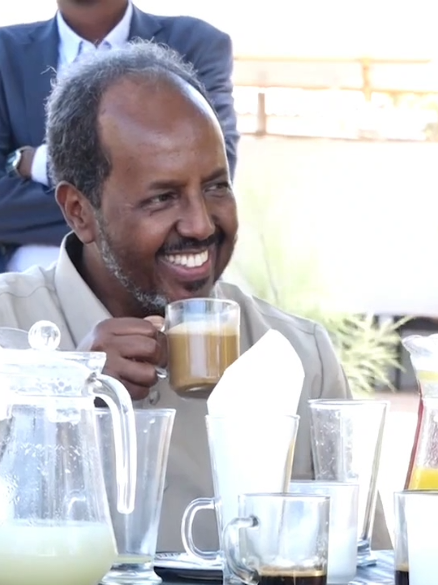 Siyaasad maxay rag geed ku kala xirtay! Rag wada shaaxi jiray balse hadda salaanta iska qaadin.
