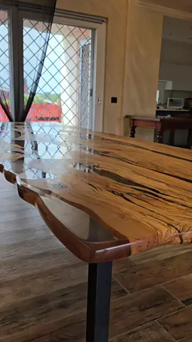 Tavolo in legno e resina trasparente | tavolo di design italiano | arredamento di lusso | artigianato made in Italy Quando i ​nodi​ millenari dell’ulivo centenario si tuffano nella nostra resina cristallina, nasce un pezzo d’arredo che fa sparire la materia e lascia parlare la luce. Plasmato a mano nei nostri laboratori, ogni tavolo è un’opera d’arte su misura, pronta a dare carattere al tuo living moderno o alla tua sala da pranzo di lusso.  🔸 Perché è diverso 1. Unicità assoluta – la venatura del legno non si ripete mai. 2. Resine artistiche certificate – nitide, resistenti ai graffi, sicure per il food.  3. Portata strutturale professionale – bellezza che non teme il peso delle vostre idee. #tavoloinlegnoeresina #tavolotrasparente #designitaliano #arredamentodiluxo #madeinitaly #artigianatoitaliano #ulivocentenario #interiordesign #luxuryliving #fattoamano #resinart #legnoliquido 🌐 www.italialuxdesign.com
