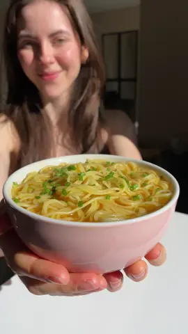 Miojo saudável!! Para não errar nos ingredientes usei os temperos da @Bombay Herbs & Spices , não esquece que você tem 15% de desconto no site usando o cupom 🏷️ SAFIT15 🍜 Ingredientes: - Meia colher de café de açafrão - Meia colher de café de páprica defumada - Meia colher de café de curry - Meia colher de café de lemon pepper - Sal à gosto, eu coloquei meia colher de café também 👩‍🍳 Modo de preparo: Coloque o macarrão para cozinhar em água fervendo, enquanto isso misture os temperos. Quando o macarrão tiver pronto é só colocar os temperos por cima, mexer bem e prontinho! Super fácil, né?! Já me segue para receber mais receitas gostosas como essa! ✨