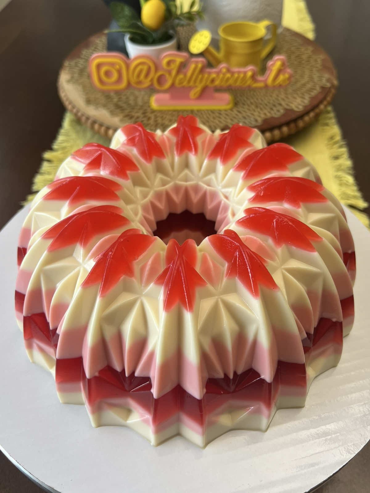 Gelatina de Fresa y Leche ❤️🍓 #jellycious_tx #jellycious #gelatina #jello #gelatinascreativas #gelatinacolorida #gelatinasartisticas #jellocake #katytx #emprendimiento #gelatinas #fresa 