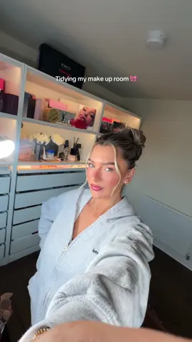 The daily ritual of tidying the make up room 🎀 #makeuproom #makeupvanity #tidyingupmyroom #makeuproomtour 