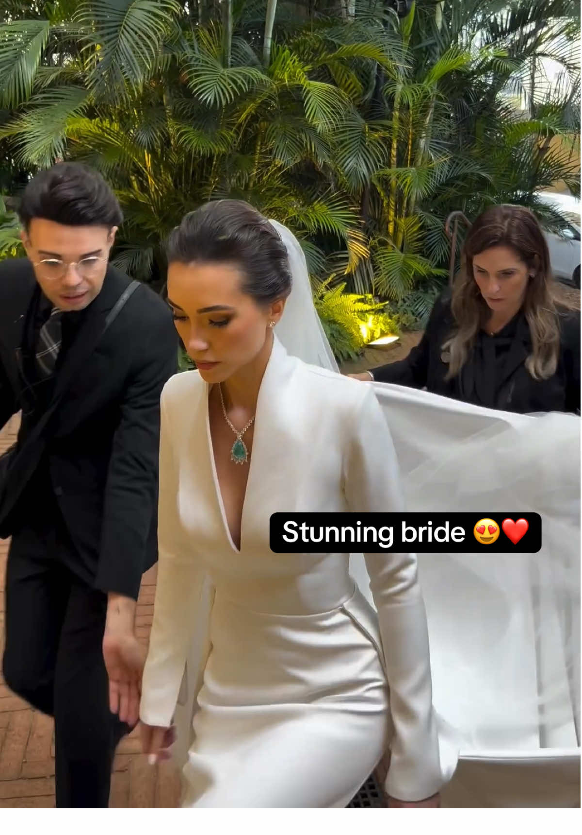 Gorgeous👰🏻‍♀️❤️ #weddingtiktok #weddingtok #weddingdress #wedding #bride #fyp #foryou  