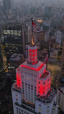 Edifício Altino Arantes, 78 anos 🧡🎂🥳 Construído entre 1940 e 1947, o edifício de 35 andares e 161 metros de altura, foi projetado em 1939 por Plínio Botelho do Amaral e construído pela empresa Camargo & Mesquita, com uma obra que levou oito anos até ser inaugurada em 27 de junho de 1947.  Já em 1960, passou a se chamar Edifício Altino Arantes, em homenagem ao primeiro presidente do Banespa entre os anos de 1926 e 1930. Ao longo dos anos, sofreu poucas alterações em sua fachada, ganhando uma nova iluminação.  Até que em 1990, o edifício, recebeu a resolução de tombamento com o objetivo de preservar a memória cultural e a história do edifício, evitando futuras reformas que poderiam alterar as características originais da sua arquitetura. #altinoarantes #edificioaltinoarantes #farolsantander #turismosp #saopaulocity #mtur #splovers #visitesp #culturasp #smculturasp #vejasp #experimentesp #prediosdesaopaulo 