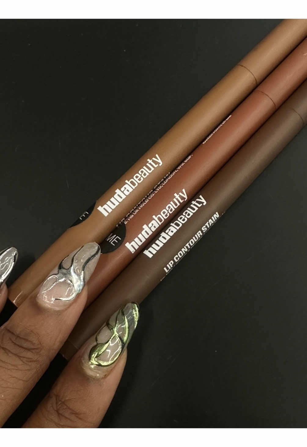 @Huda Beauty isn’t playing fair with these because wow the longevity is it !! Warm brown toasty brown and rich brown are my top three ✨  #hudabeauty #huda #hudalipgloss #hudalipcontour 💋