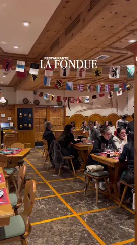 LA FONDUE RESTAURANTE SUIZO EN LIMA🇨🇭 ✨Guarda y comparte con quién te gustaría venir. Tenía pendiente venir a La Fondue Restaurante del @swissotel.lima , y ahora entiendo por qué tiene tan buenas reseñas. El lugar es cálido, bonito, y perfecto para desconectar del caos de Lima por un rato. Probamos dos de las más recomendadas: Por S/.120 Fondue trufada con champiñones, que tiene ese sabor intenso y sabroso del queso trufado. Por S/.125 Fondue de Toblerone, que es una locura dulce. Ojo: son porciones generosas, así que mejor venir acompañado. 📍Abren de jueves a sábado de 7 p.m. a 11 p.m. y sí o sí hay que reservar. Ideal para una cita o plan tranqui con alguien que disfrute comer rico. ✅GUARDA Y SÍGUEME PARA MÁS PLANES @AUNMIGUEL  #PlanesLima #RestaurantesLima #SwissotelLima #lafonduelima #lafondue 