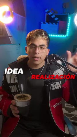 DATA FRESCA⚠️👇🏻  ¿Querés ser constante creando contenido?🎬 Tenés que optimizar tu proceso. La clave: acortar el tiempo entre que se te ocurre una idea y la ejecutás. Antes tardaba horas en preparar todo: luces, planos, cámara… Ahora grabo con el celular. Veo cómo queda en tiempo real, y listo. 🎯 Menos fricción, más resultados. Si te cuesta mantener la constancia, capaz no es falta de motivación, sino de un sistema más simple. 💬 Y vos… ¿sentís que este problema también te está frenando? #creadordecontenido #bloqueocreativo #procesocreativo #crearcontenido #constancia #productividadcreativa #filmmakinglatam #filmmakerlife #videospararedes #reelcreativo #contenidoefectivo #videomarketing #creatividadenaccion