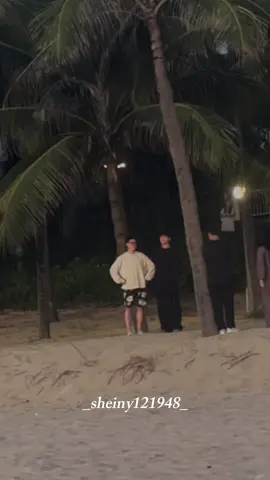 Đi ngắm bình minh buổi sáng, nhưng mà không ngờ gặp hai bạn cũng dậy sớm ạ.  P/s: Đây là một sự tình cờ và hữu duyên đến bất ngờ của mình, mình xả suộc sau khi cả hai đã trở về Hàn. Và đây là suộc duy nhất mình quay được, chỉ vỏn vẹn 5s ạ. Những chi tiết khác mình không rõ vì mình không thể nhìn lâu được mình chỉ thấy hai bạn rất vui và thoải mái 🫶 #jungkook #jimin #bts #danang #danangcity #fyp 