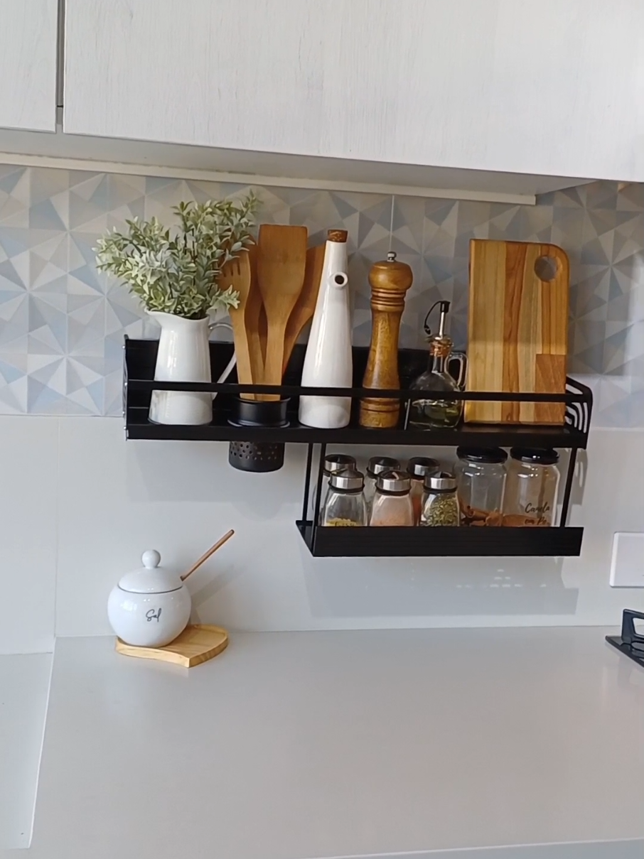 Quem diria que um simples porta-tempero traria tanto charme e praticidade pra minha cozinha?  Comprei na Shopee e foi uma das melhores escolhas que fiz! Agora cada tempero tem seu lugar, tudo organizadinho e com aquele toque especial que transforma o ambiente.  A verdade é que não precisa gastar muito pra cuidar da nossa casa com carinho. Um detalhe aqui, outro ali… e a gente vai criando um lar com alma, com aconchego, do jeitinho que sonhamos!  E você, qual foi a última coisinha que comprou e fez a diferença aí na sua casa? Me conta, quero me inspirar também! 💬🏠 #DonaDeCasa #LarComAmor #CozinhaOrganizada #DetalhesQueEncantam #PortaTempero #CasaSimplesComEstilo #ShopeeAchadinhos #OrganizaçãoNaCozinha #MeuCantinho #vidasimples 