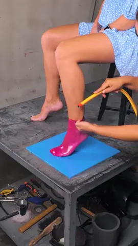 あらゆるサイズにフィットするインフレータブルシューズ🤩。 #shoetok #DIY #OOTD #rubber #fyp #creative