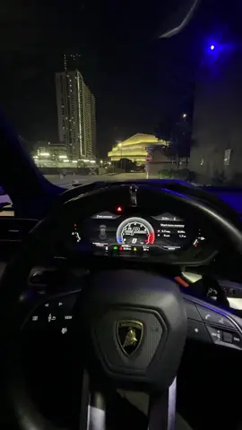 Miami nights hit different in a Lambo 🖤🌃 #LamboUrus #MiamiNights #SuperSUV #MidnightFlex #305Vibes #CarTok #miami#lamborghini #urus #southbeach #downtown #foregin 