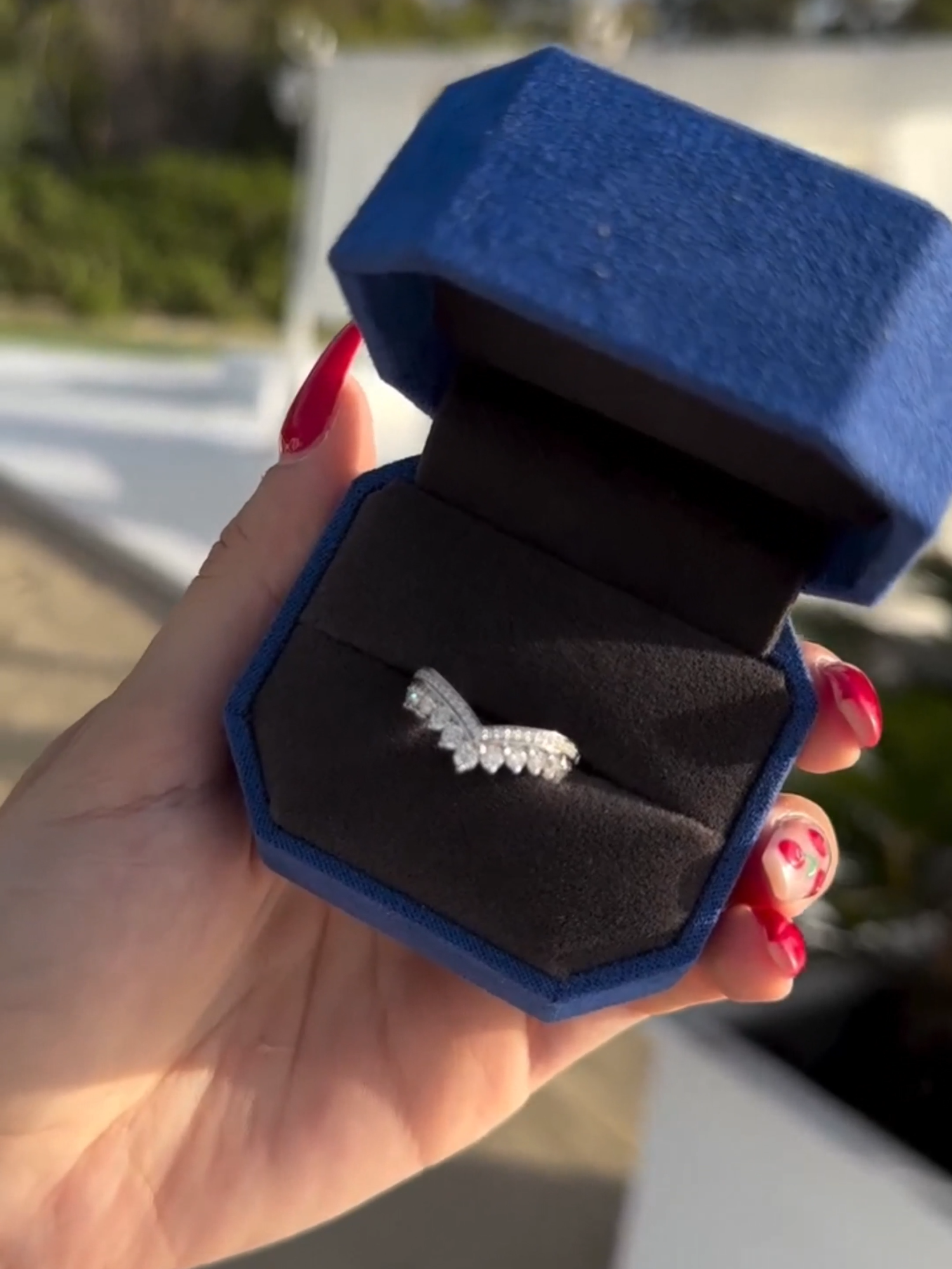 Sunlight. Silence. Sparkle. This moissanite ring by Lanewoods feels like a quiet promise — soft, subtle, and full of meaning. Perfect for golden hour moments and the ones who love with intention. 💍 💙 Wrapped in our signature blue velvet box #Lanewoods #MoissaniteJewelry #EverydayElegance #GoldenHourGlow #SimpleLuxury