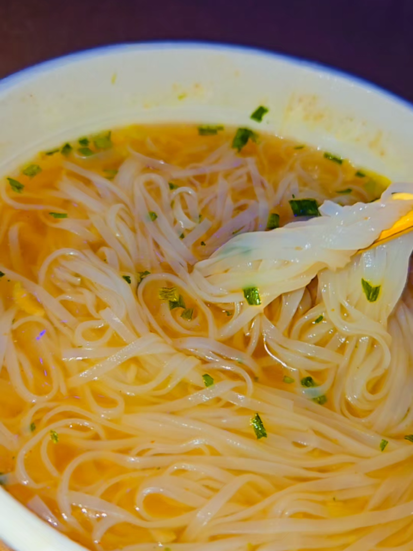 This bowl? Instant. The obsession? Permanent. 🍜🔥 #phoever #instantnoodles #foodcraving #easymeals #vietfoodlove #cozyvibes #broththerapy #FoodTok 