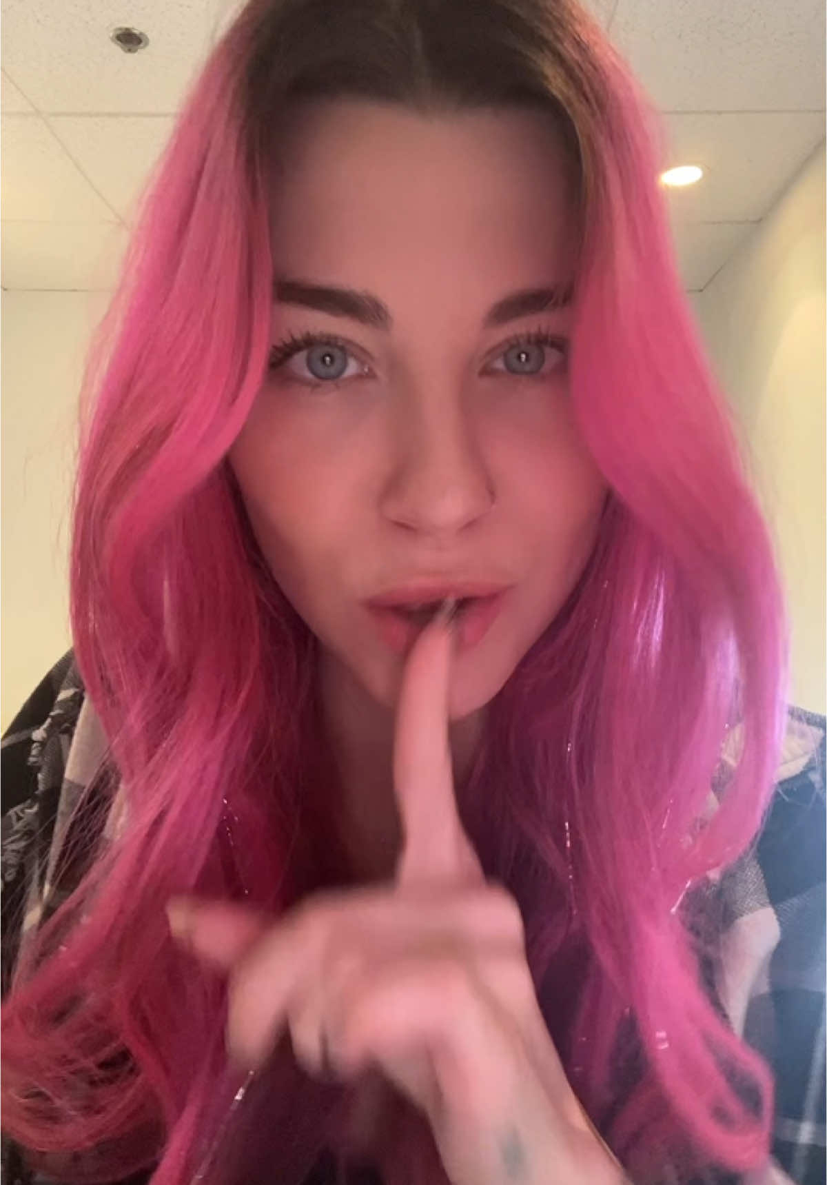 HUSH…!! IM ON MY BREAK BLASTING @Charlotte Sands 💙