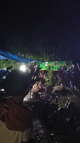 suasana pemakaman ibu hj wati nurbaeti tadi malam