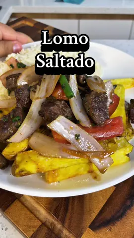 Lomo saltado, porque si, porque lo amo. No joroben, los tkm. #lomosaltado #lomosaltadoperuano #quecocinohoy #antoniocoronel 