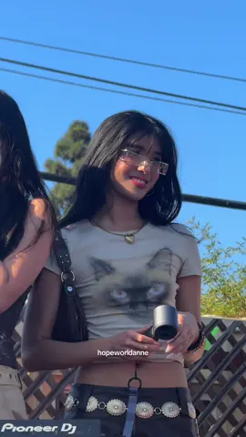 GORGEOUS QUEEN I LOVE SOPHIA 😭💗 @KATSEYE  #katseye #eyekons #KATSEYE_BEAUTIFULCHAOS #BEAUTIFULCHAOSFanTailgate #sophia #fypシ #kpopfypシ 