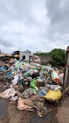 Ai cứu chúng tôi với……😭😭😭😭😭 Mùi rác thì hôi thối, tiền thì đóng hàng tháng không thiếu 1 ngàn, vậy mà trời ơi, rác vương vãi khắp chợ. Mưa xuống nước đục đen thui chảy xuống. Ai mà dám mua, ai mà dám bán, mùi hôi thối sộc lên. Có ai nghe tiếng lòng của chúng tôi hay không?  Chợ Tân Hội, xã Tân Hội, Huyện Đức Trọng. tỉnh Lâm Đồng Quản lí chợ đã điện cho tài nguyên môi trường, họ không nghe máy. Vậy thì ai, ai sẽ là người giải quyết cho “con”, “dân” chúng tôi.  Hãy cứu chúng tôi với Đống rác thì quy hoạch ở giữa chợ. Rác thì như 1 cái đống núi. Vấn đề nó nằm ở đâu? Ở quản lí hay ở quy hoạch hay ý thức người dân?  Ai đó hãy giúp chúng tôi tìm hướng giải quyết và cấp chính quyền nào giải quyết cho chúng tôi khi ngày ngày phải hửi mùi hôi thối như thế này? “Hay đóng rác này đã làm để tài của biết bao em học sinh cấp 2, quay video, chúng hình” “HÃY CHO CHÚNG TÔI CÂU TRẢ LỜI?”#tainguyenmoitruong #ônhiemmoitruong #ônhiễmkhôngkhí 
