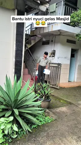 Bantu nyuci gelas istri pake kursi jongkok  #komedi #viraltiktok #HassanSuLe #SatuKontenTiapHari 