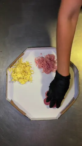 🍕 Novo método de preparo: sacode que assa! A gente jogou os ingredientes na caixa, deu aquela chacoalhada e… boom: pizza pronta e irresistível! Quer tentar em casa? Melhor não, deixa com os profissionais 😎🔥 Se você pudesse montar sua pizza assim, o que jogaria na caixa? Comenta aí! 👇 #trend #viral #pizza #delivery #pizzaria #goiânia #noroeste #goiania #noroeste🍕 #pizzariadelivery