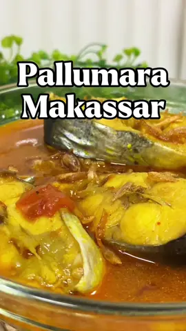 Menu ini cocok banget deh buat tanggal2 tua kaya gini , beli ikan patin harga 10rb per ekor udah dapet yang besar dan aku minta abang nya buat potong jadi 6 bagian . Di tambah goreng tempe dan sambal makin tambah lengkap . Untuk ikanya aku masak pallumara khas makassar . Kuahnya gurih dan ada rasa asam yg bikin seger . Untuk ikannya kalian boleh ganti pake jenis ikan laut yg lain ya ! Bahan dan bumbu : 1 ekor ikan patin di potong 5 bagian 5 siung bawang merah 1 batang sereh 2 lembar daun jeruk 500ML air 1 sdt Desaku kunyit bubuk 1 sdm Desaku bawang putih bubuk 1 sdt Desaku cabe bubuk Air asam jawa Tomat dan cabe rawit iris Gula,garam dan penyedap secukupnya Cara pembuatan : Tumis bawang merah hingga wangi seperti bawang goreng ,masukan sereh dan daun jeruk  Tambahkan 500ML air .masukan ikan Kemudian air asam jawa,tomat,cabe rawit dan juga penyedap Tutup dan tunggu 8 menit dengan api kecil . Siap di hidangkan  Happy cooking 💖 #palumara_satset #resepsatset #masakanrumahan #masakansederhana #menuharian #masakansimple 