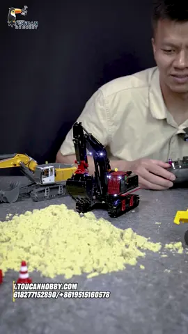 No matter you are a little boy or a mature man, I think you could not refuse the happiness and charm of this 1/50 mini hydraulic 970 excavator. Look, it can cooperate with the mini articulated truck perfectly! #toucanhoby #rcadventures #originalcontent #canadiancontent#toucanrchobby 